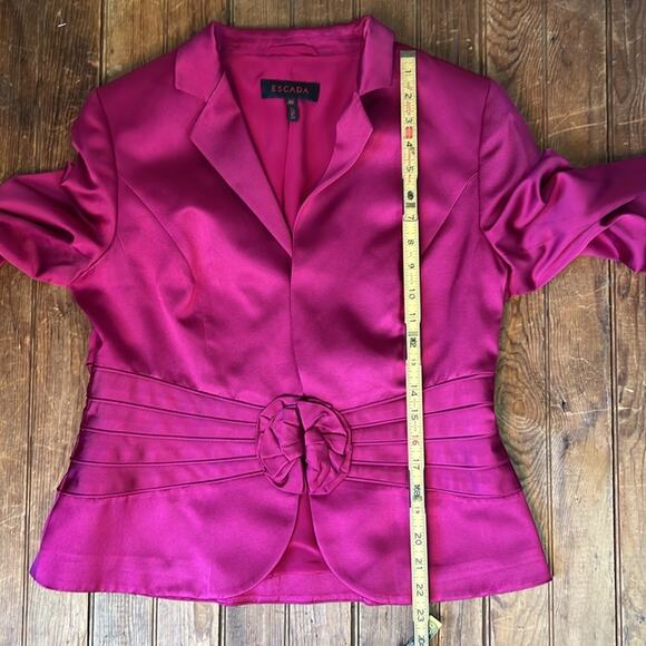Women’s stunning Escada Fuchsia Silk Blazer with Floral Accent - Picture 4 of 7